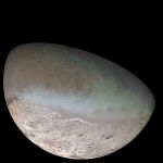 600px-Triton_moon_mosaic_Voyager_2_(large)